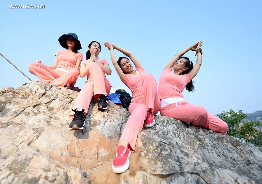 Praticantes de Yoga treinam no maior mirante de vidro do mundo