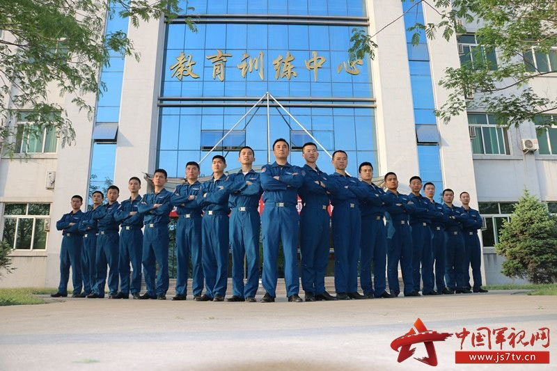 Alunos pilotos do ELP e da Tsinghua são nomeados para força aérea chinesa