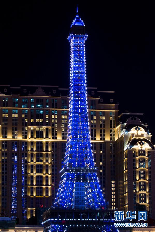 Torre Eiffel de miniatura em Macau apresenta show de luzes para atrair turistas