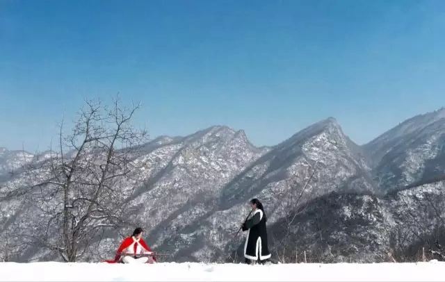 Homem leva esposa e filha às montanhas para viver uma vida natural