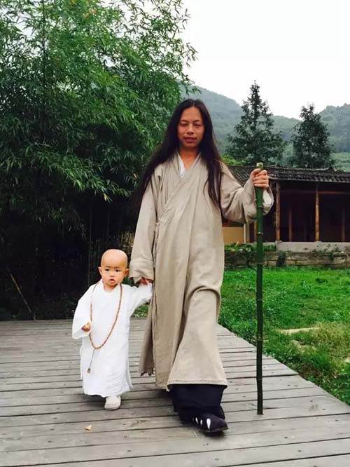 Homem leva esposa e filha às montanhas para viver uma vida natural