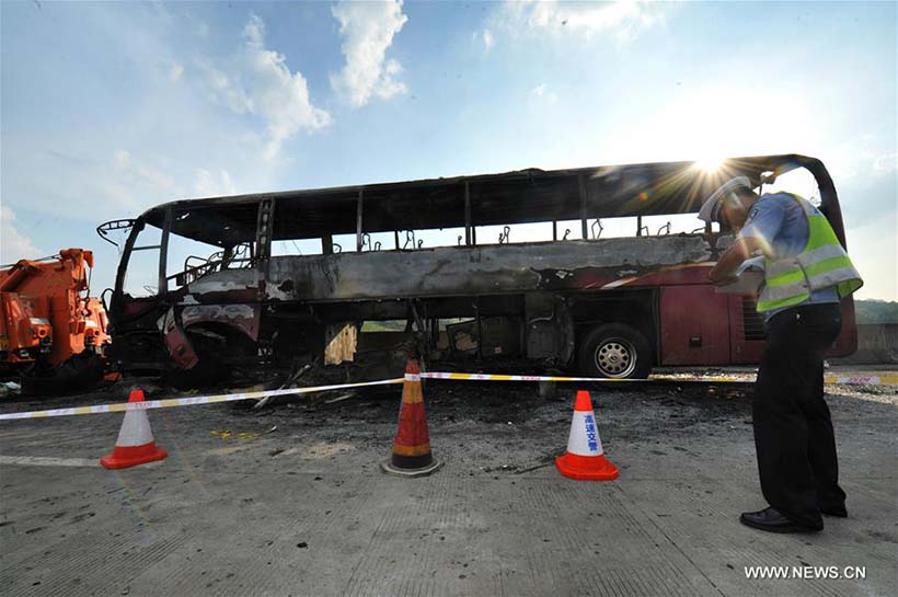 Incêndio em ônibus deixa 35 mortos no centro da China