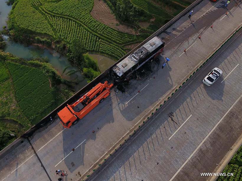 Incêndio em ônibus deixa 35 mortos no centro da China