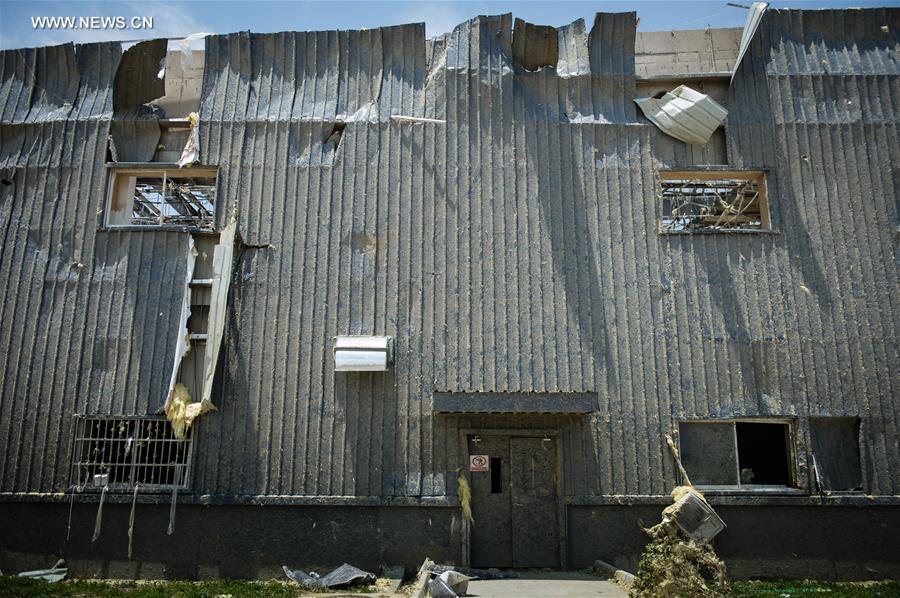 Bombeiros eliminam produtos químicos de fábrica destruída por tornado na China