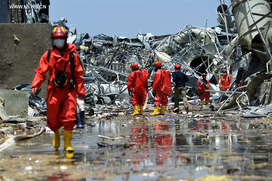 Bombeiros eliminam produtos químicos de fábrica destruída por tornado na China