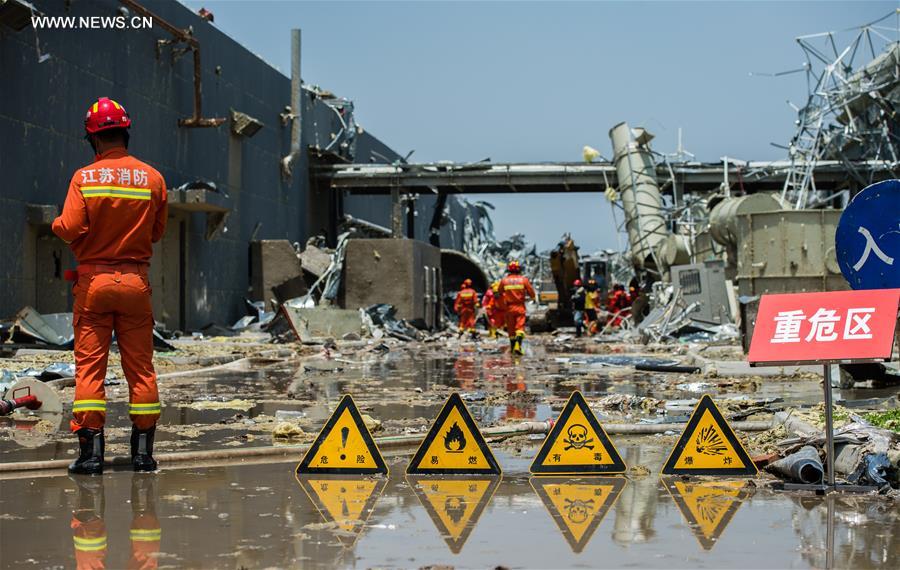 Bombeiros eliminam produtos químicos de fábrica destruída por tornado na China