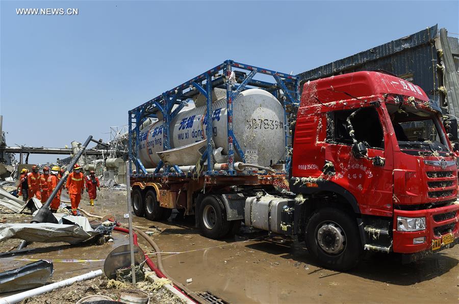 Bombeiros eliminam produtos químicos de fábrica destruída por tornado na China