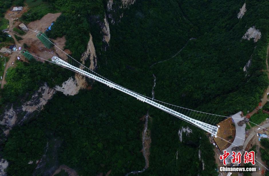 Ponte de vidro mais comprida e alta no mundo recebe teste de segurança