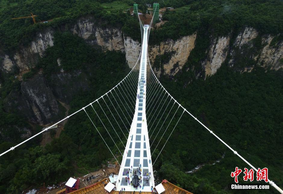 Ponte de vidro mais comprida e alta no mundo recebe teste de segurança