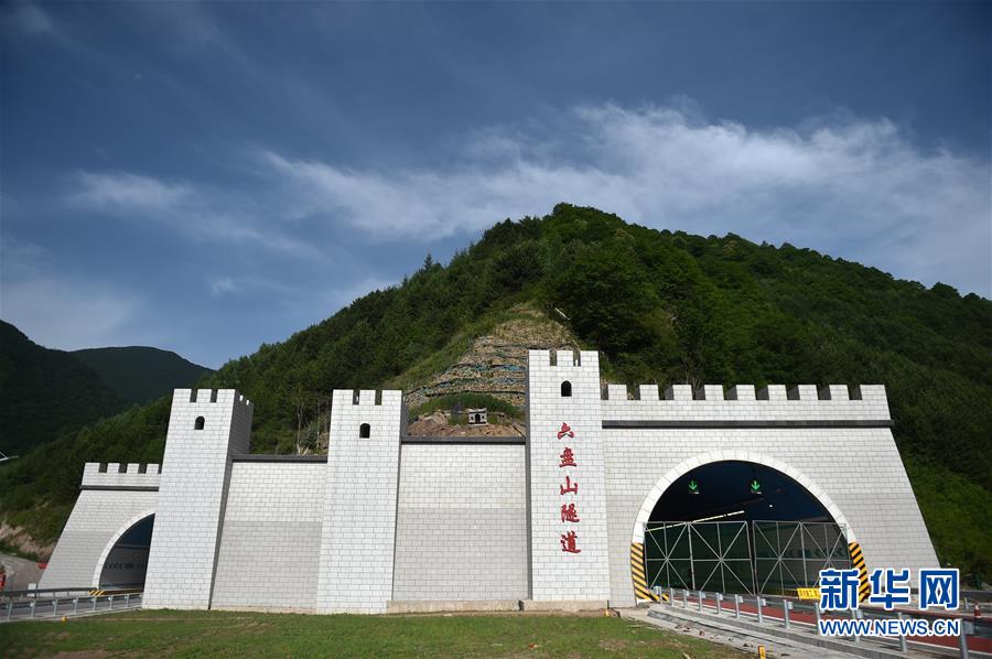 Túnel da montanha Liupan recria mundo subaquático