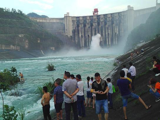 Barragem Geheyan abre as comportas pela primeira vez desde 1998