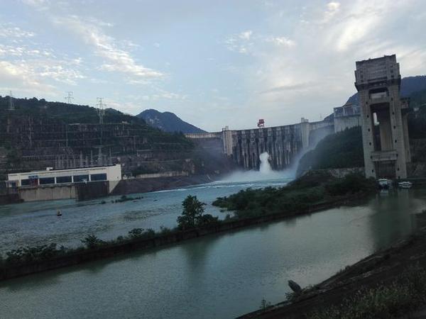 Barragem Geheyan abre as comportas pela primeira vez desde 1998