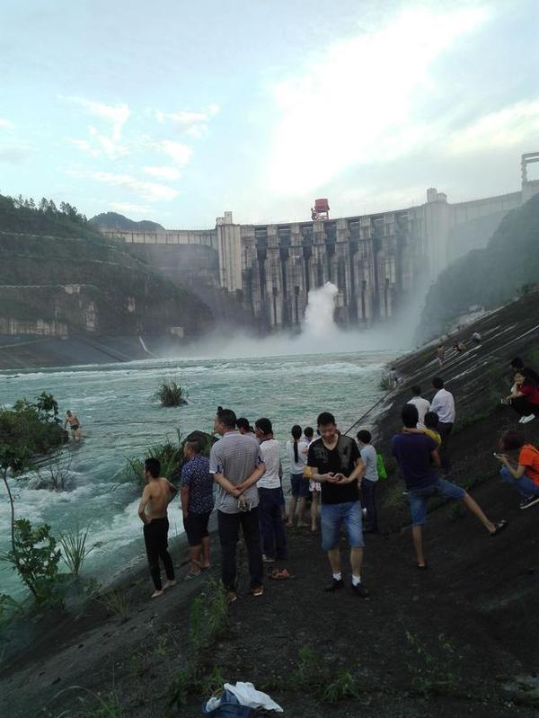 Barragem Geheyan abre as comportas pela primeira vez desde 1998