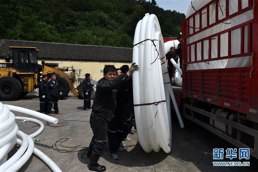 Equipe escava passagem para salvar operários presos em mina na China