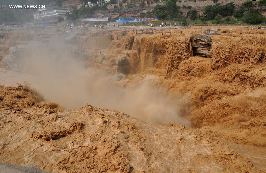 Volume de água da cachoeira Hukou atrai turistas