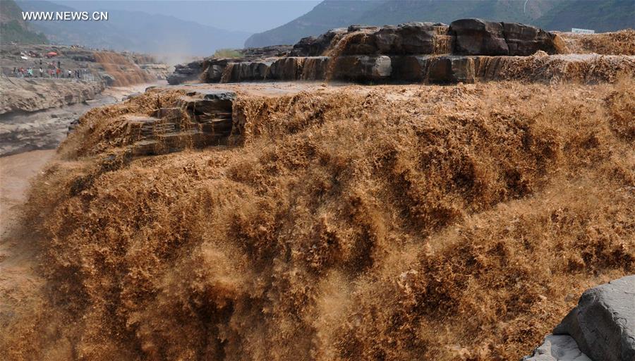 Volume de água da cachoeira Hukou atrai turistas