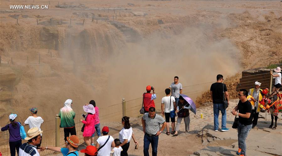 Volume de água da cachoeira Hukou atrai turistas