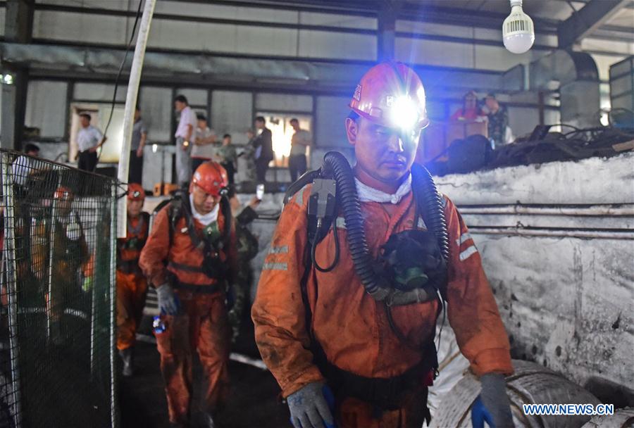 Incêndio em mina de carvão aprisiona 13 mineiros no nordeste da China