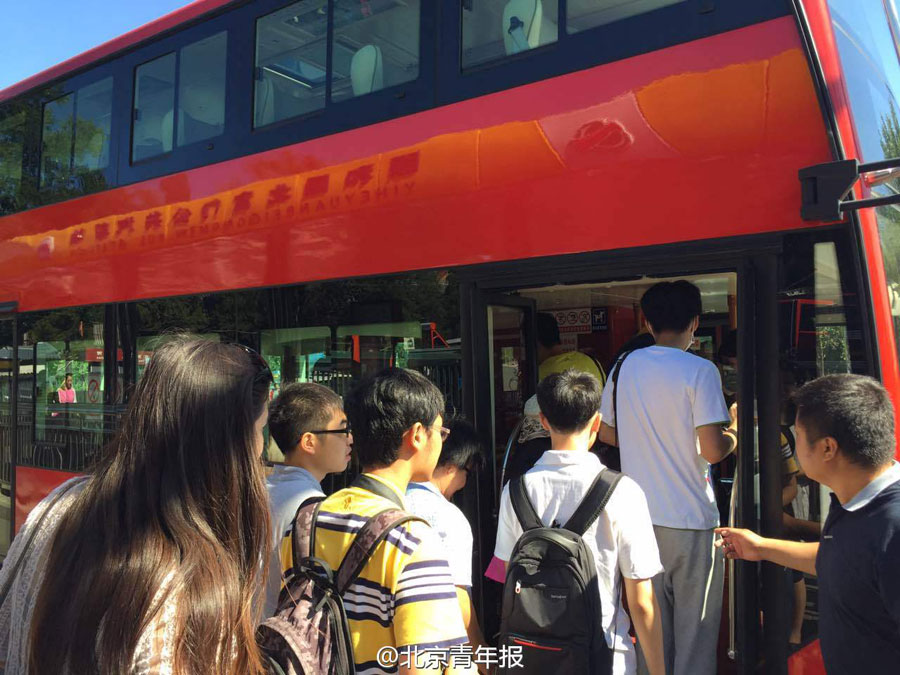 Ônibus turístico de dois andares é inaugurado em Beijing