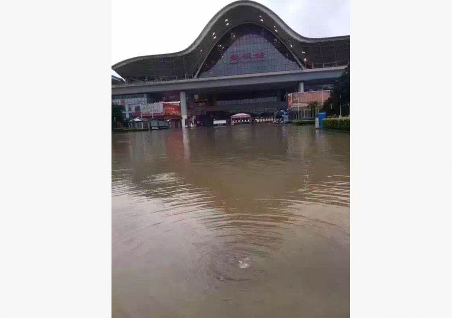 Alagamento inunda a cidade chinesa à beira do rio Yangzté