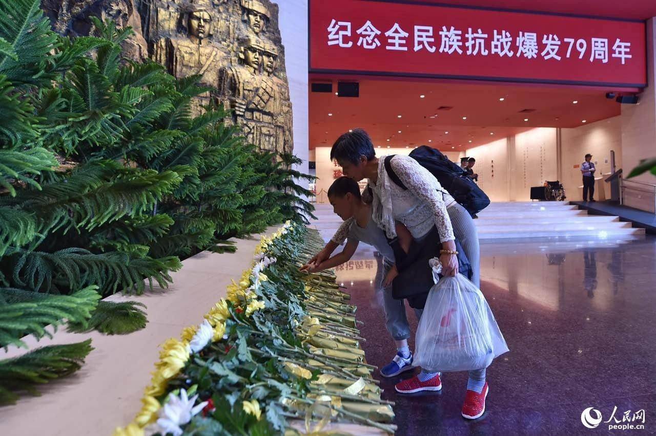 Visitantes acorrem ao museu memorial em homenagem ao 79º aniversário do Incidente da Ponte Marco Polo