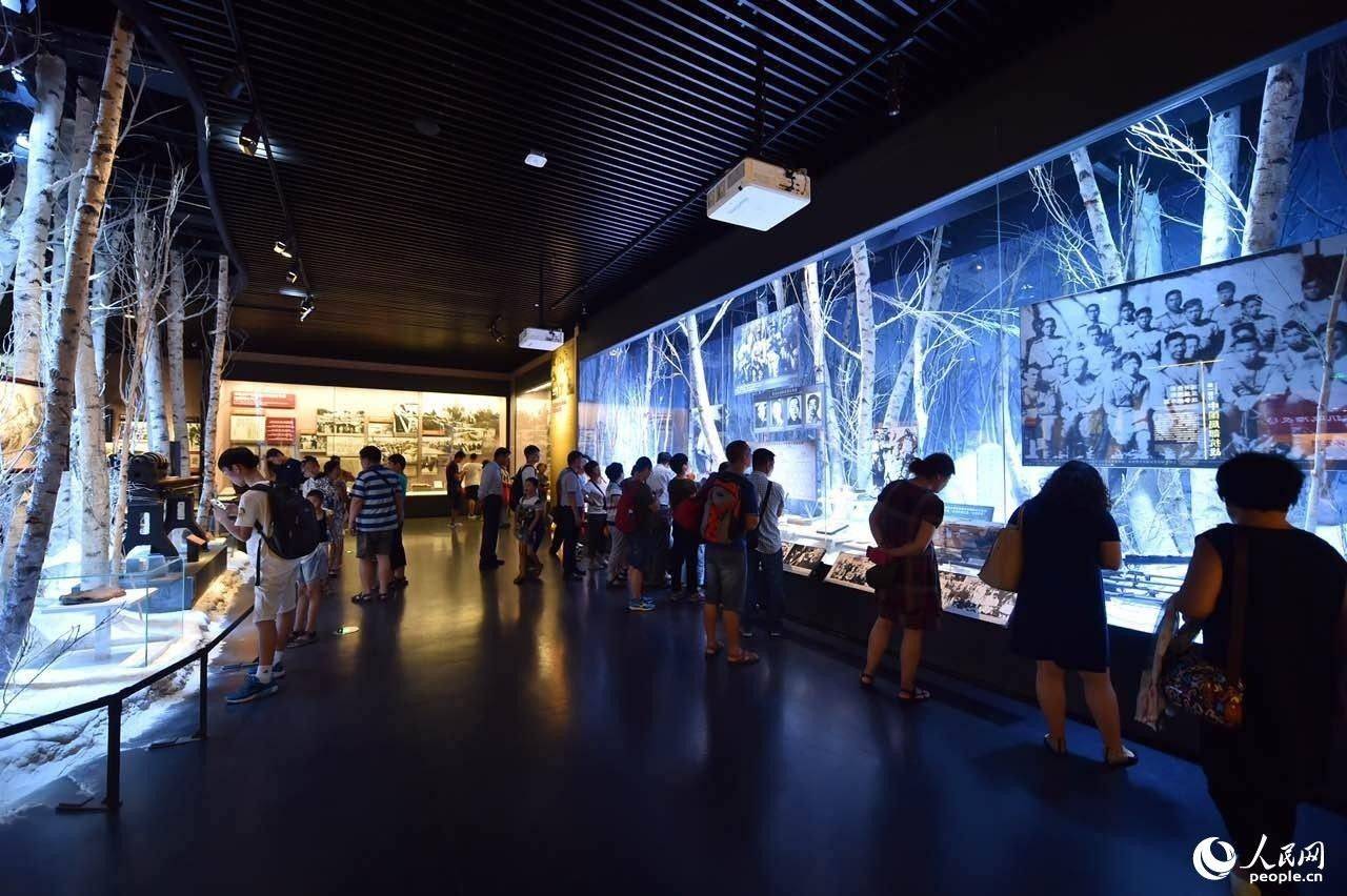 Visitantes acorrem ao museu memorial em homenagem ao 79º aniversário do Incidente da Ponte Marco Polo