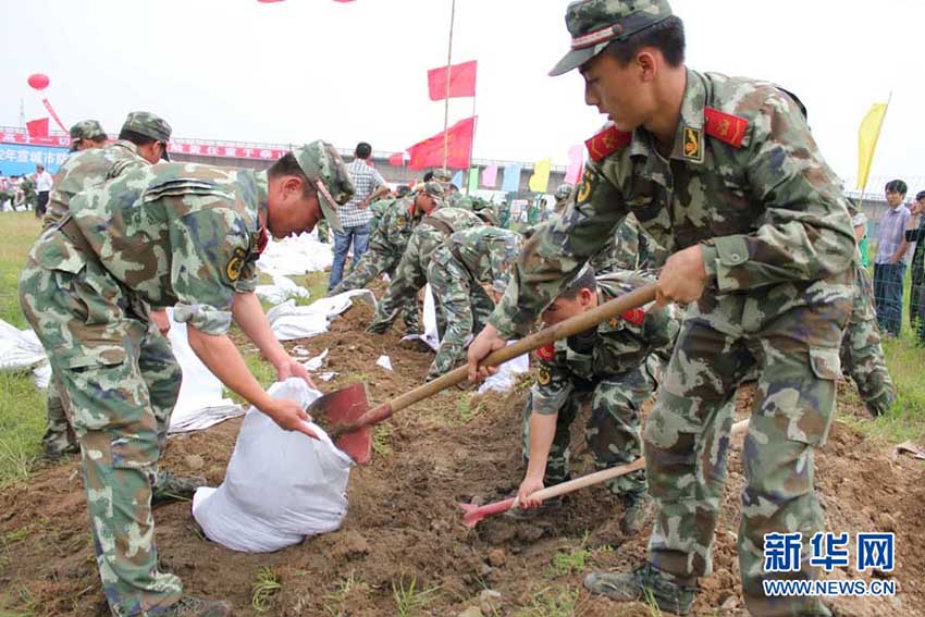 Militares chineses participam no controlo de inundações