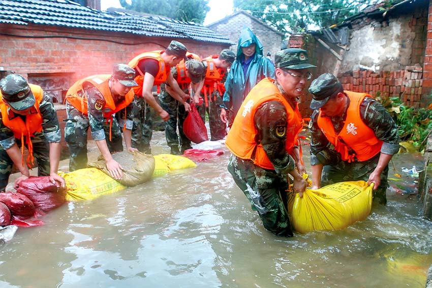 Militares chineses participam no controlo de inundações