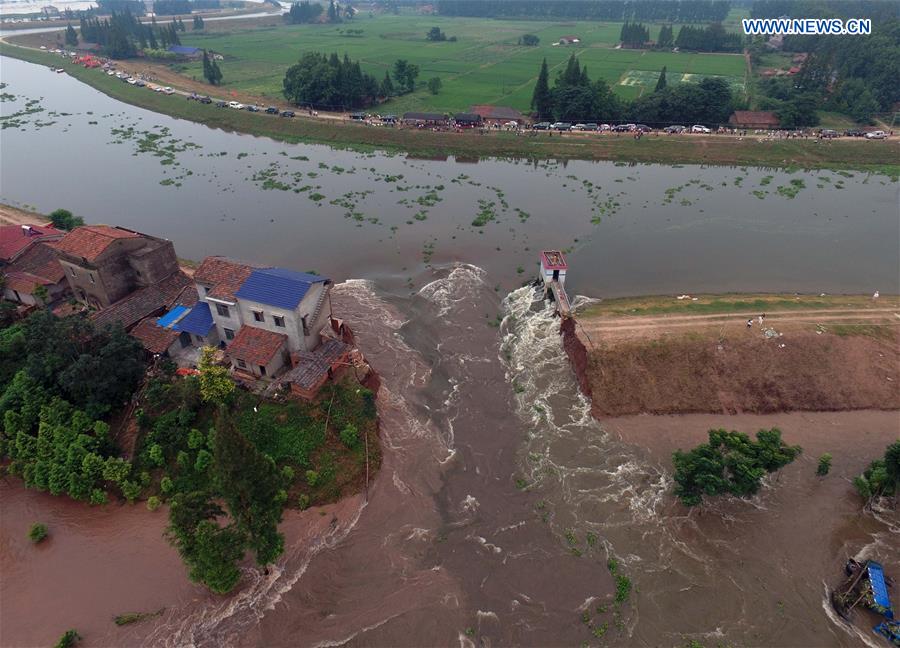 Rompimento de dique obriga moradores a serem evacuados