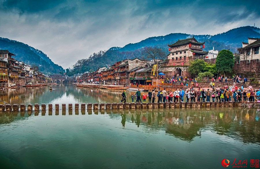  Cidade antiga de Fenghuang atrai visitantes