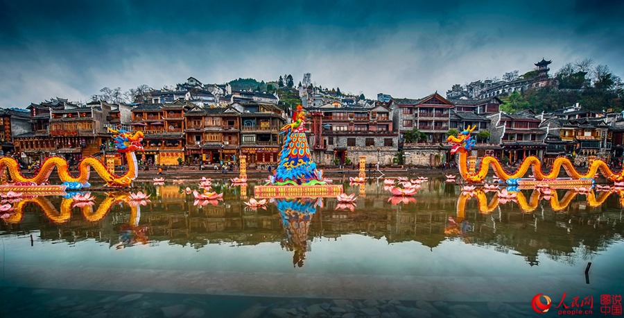  Cidade antiga de Fenghuang atrai visitantes