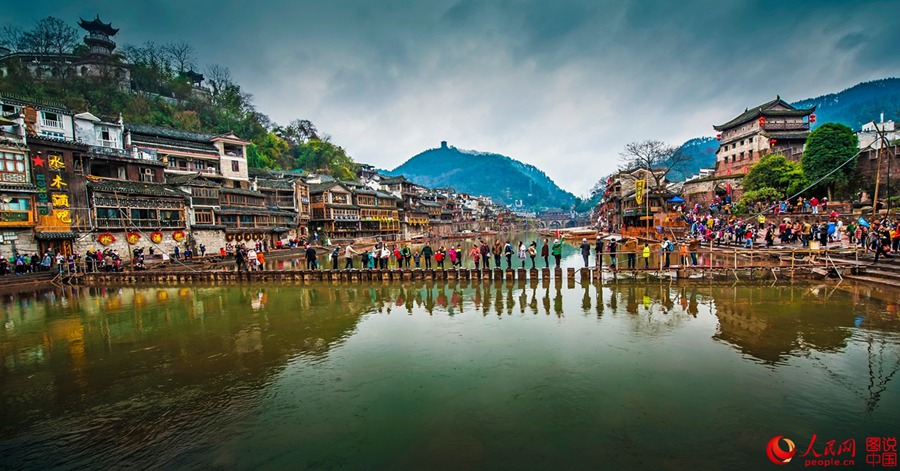  Cidade antiga de Fenghuang atrai visitantes