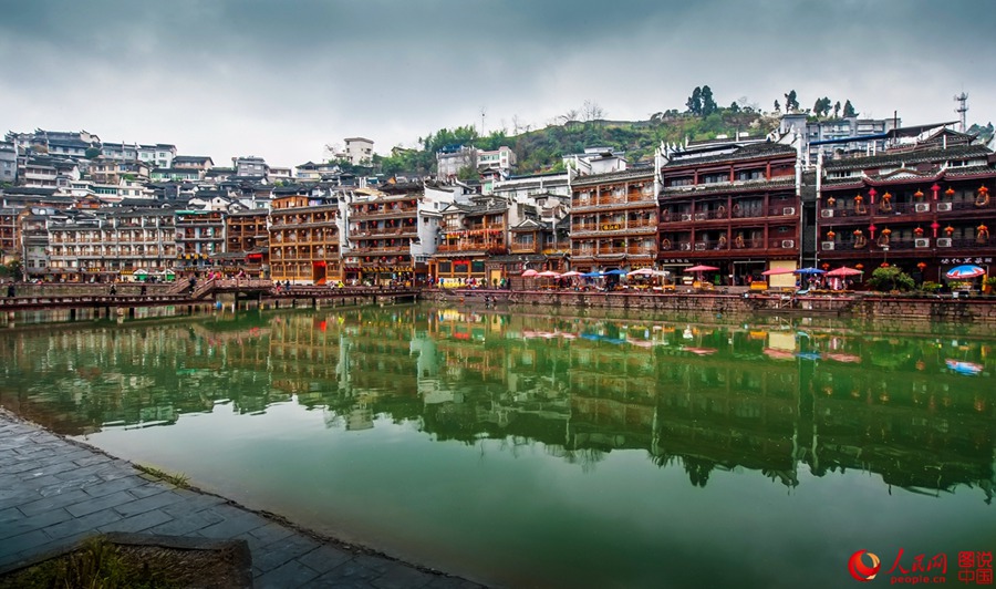  Cidade antiga de Fenghuang atrai visitantes