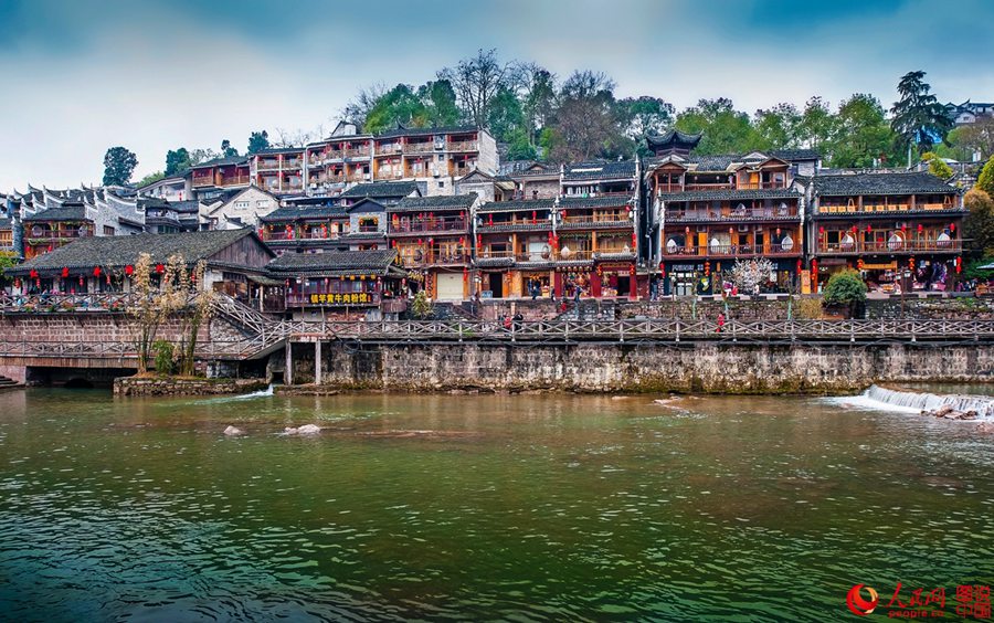  Cidade antiga de Fenghuang atrai visitantes