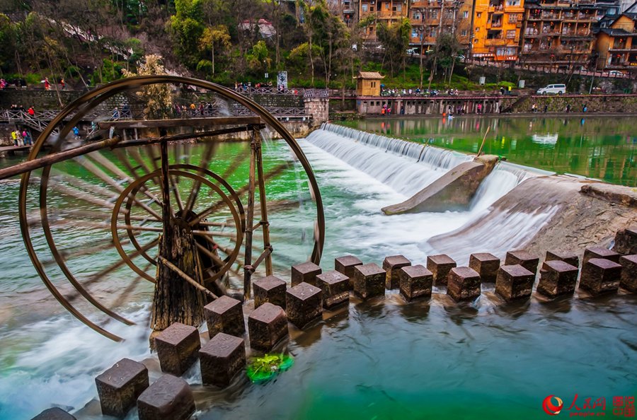  Cidade antiga de Fenghuang atrai visitantes