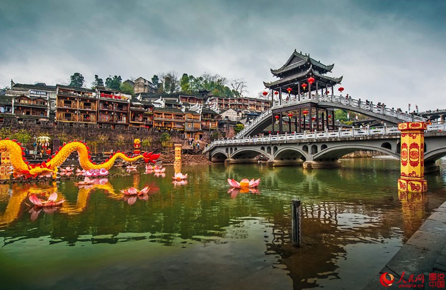  Cidade antiga de Fenghuang atrai visitantes