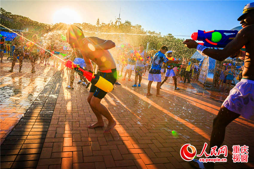 Parque aquático atrai multidão devido ao forte calor constante