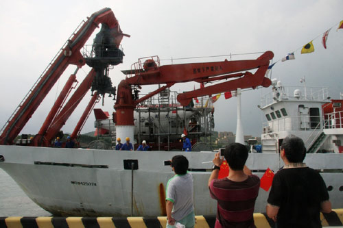 Submarino Jiaolong retorna com descobrimentos no oeste do Oceano Pacífico