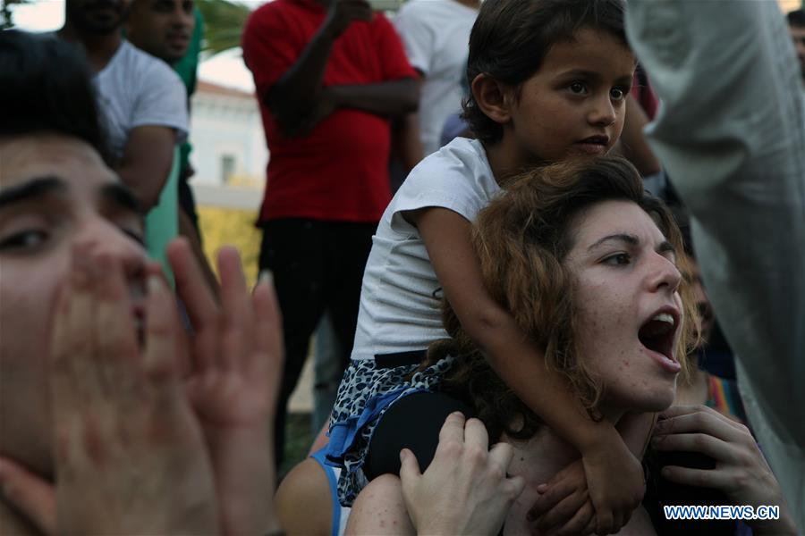 Refugiados protestam por melhores condições de vida na Grécia