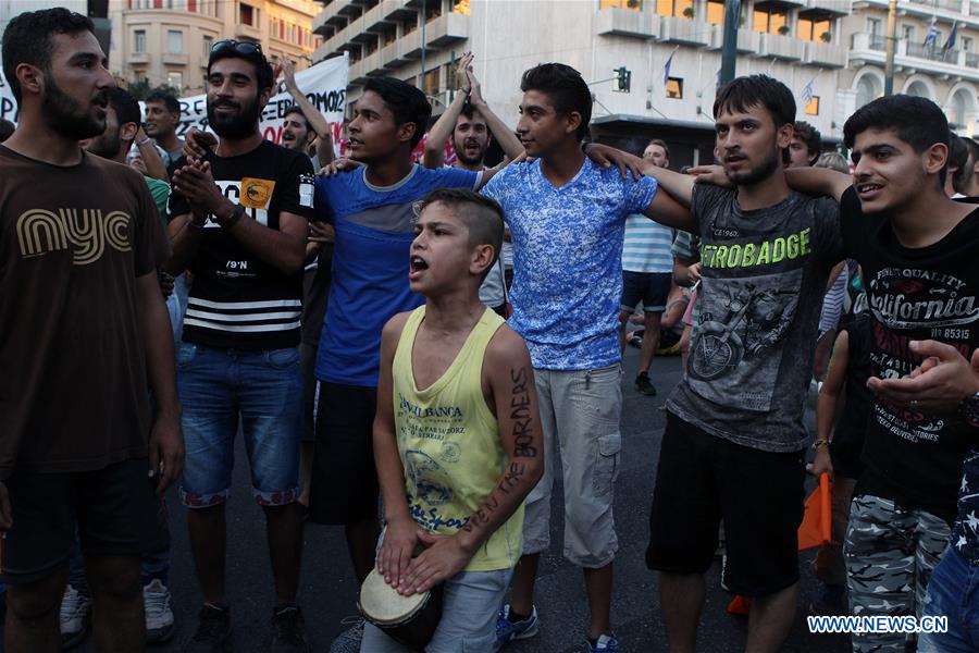 Refugiados protestam por melhores condições de vida na Grécia