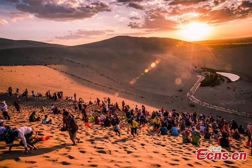 Turistas visitam Montanha Mingsha no noroeste da China