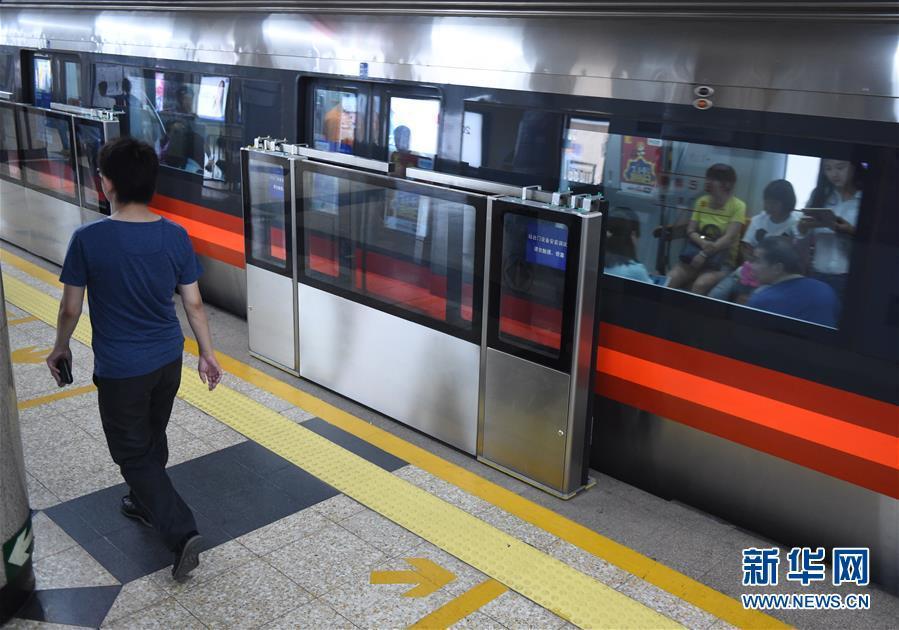 Linha de metrô mais antiga da China recebe porta de proteção na plataforma