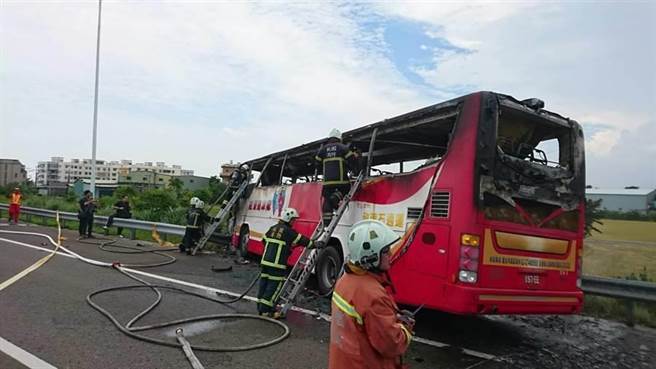 Acidente de ônibus de turismo deixa 26 mortos em Taiwan