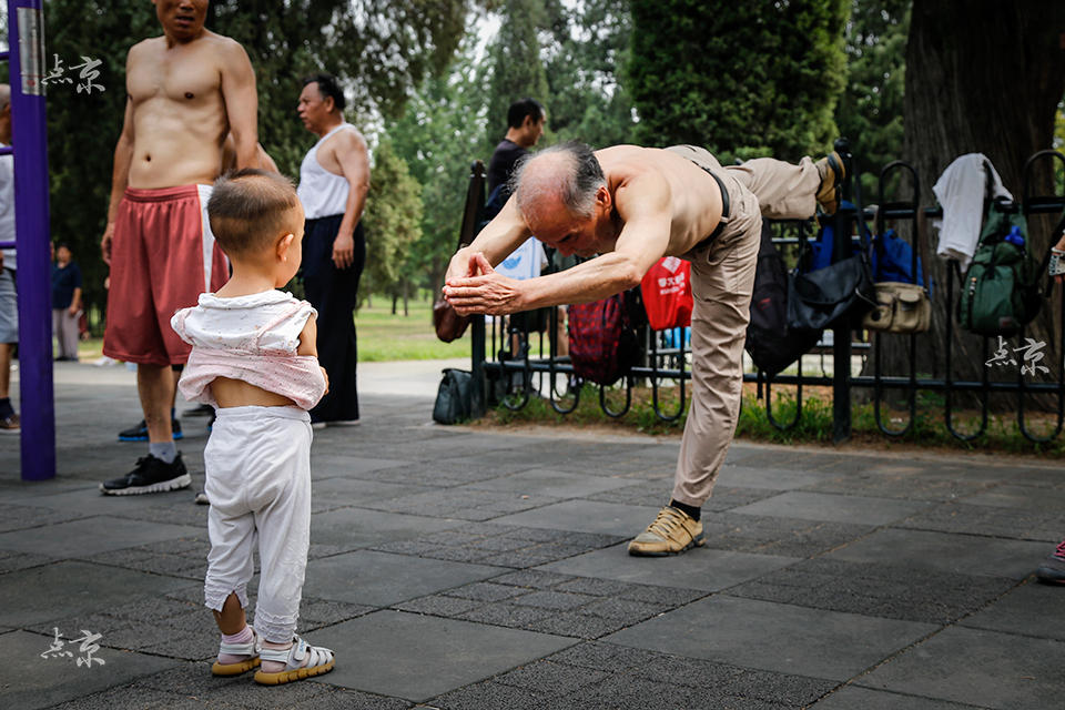 “Vovôs” chineses demonstram boa forma física no parque do Templo do Céu