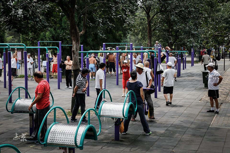 “Vovôs” chineses demonstram boa forma física no parque do Templo do Céu