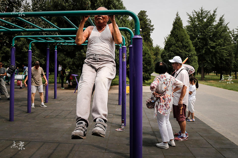 “Vovôs” chineses demonstram boa forma física no parque do Templo do Céu