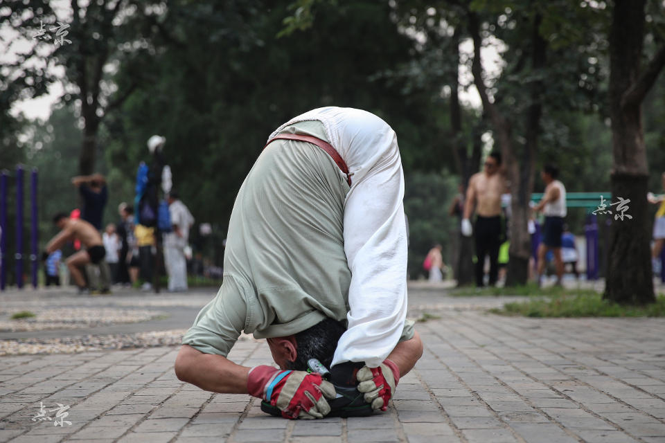 “Vovôs” chineses demonstram boa forma física no parque do Templo do Céu