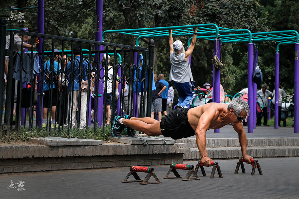 “Vovôs” chineses demonstram boa forma física no parque do Templo do Céu