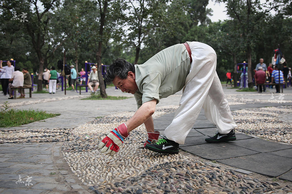 “Vovôs” chineses demonstram boa forma física no parque do Templo do Céu