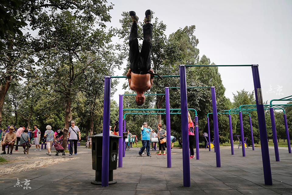 “Vovôs” chineses demonstram boa forma física no parque do Templo do Céu